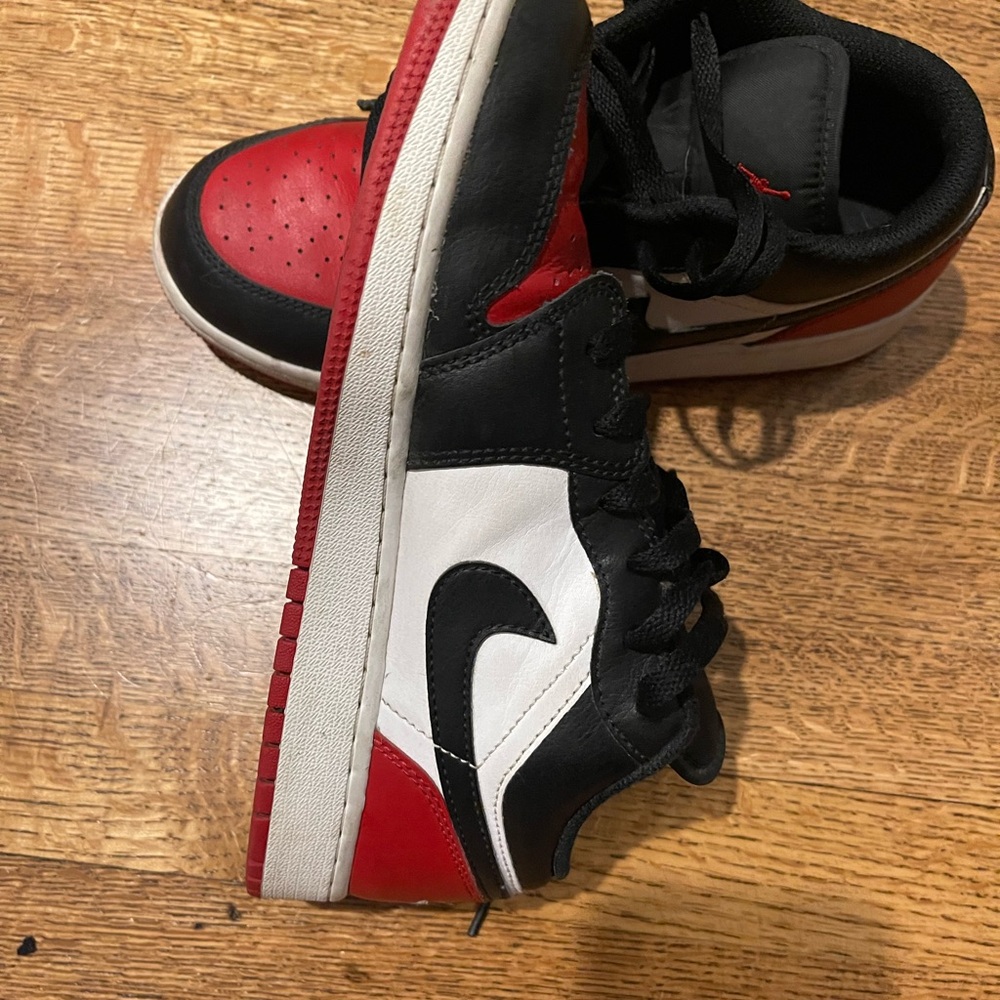Jordan 1 Low Bred Toe
Size 6 Boys
Red, Black, White - Picture 3 of 6